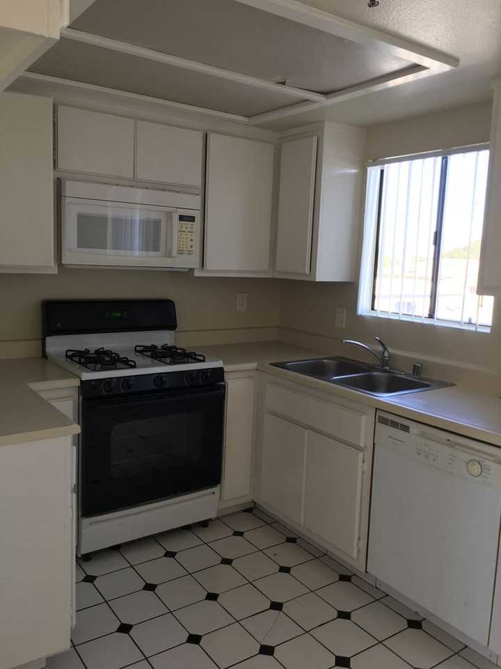 APT STREET 118 - Photo 3 of 10