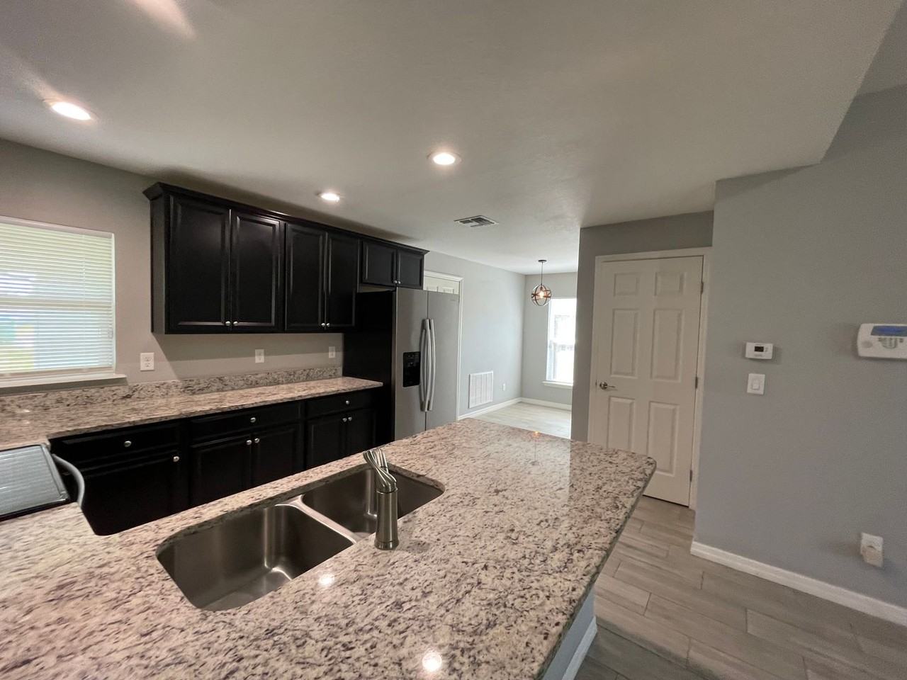 1574 Joyner Dr - Photo 4 of 9