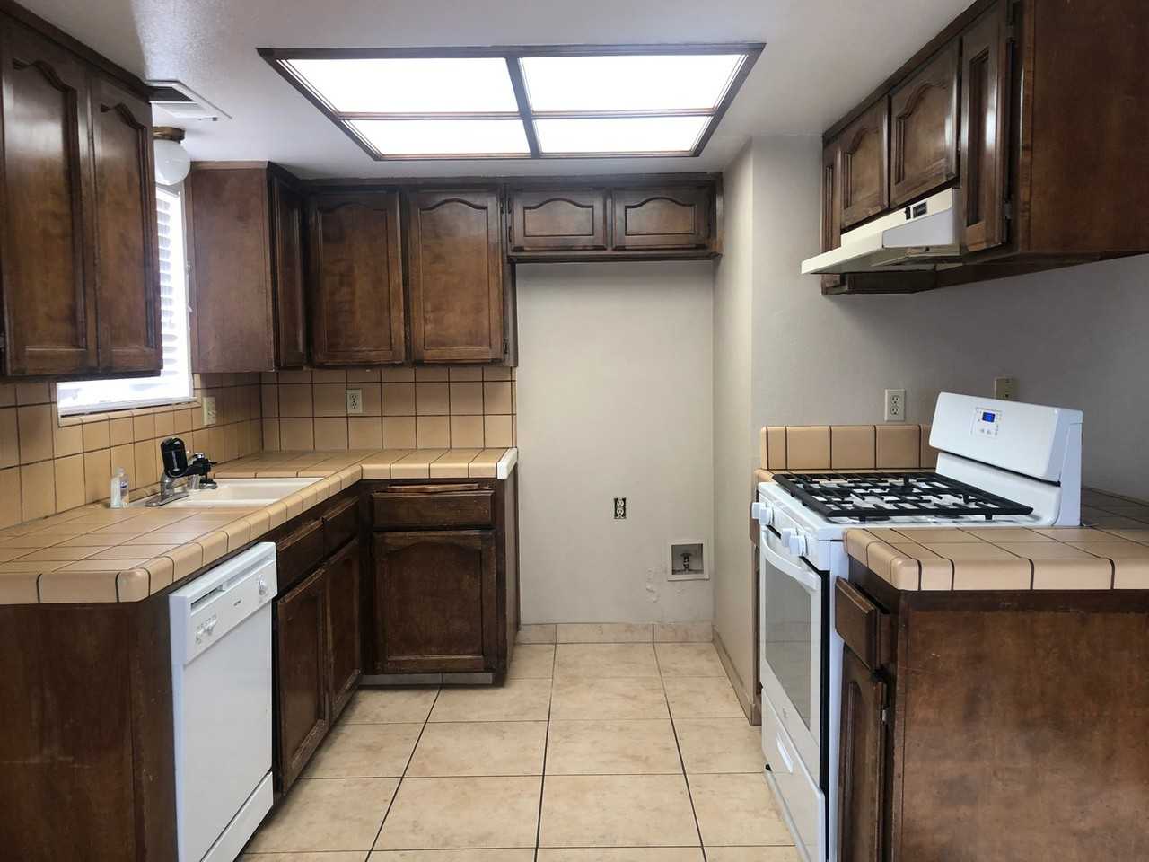 464 N Cherry St - Photo 4 of 11