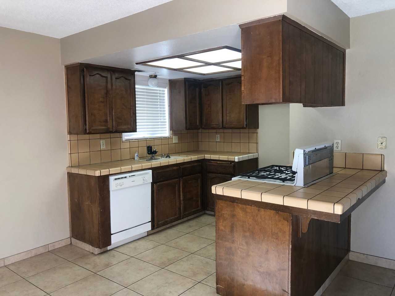 464 N Cherry St - Photo 5 of 11