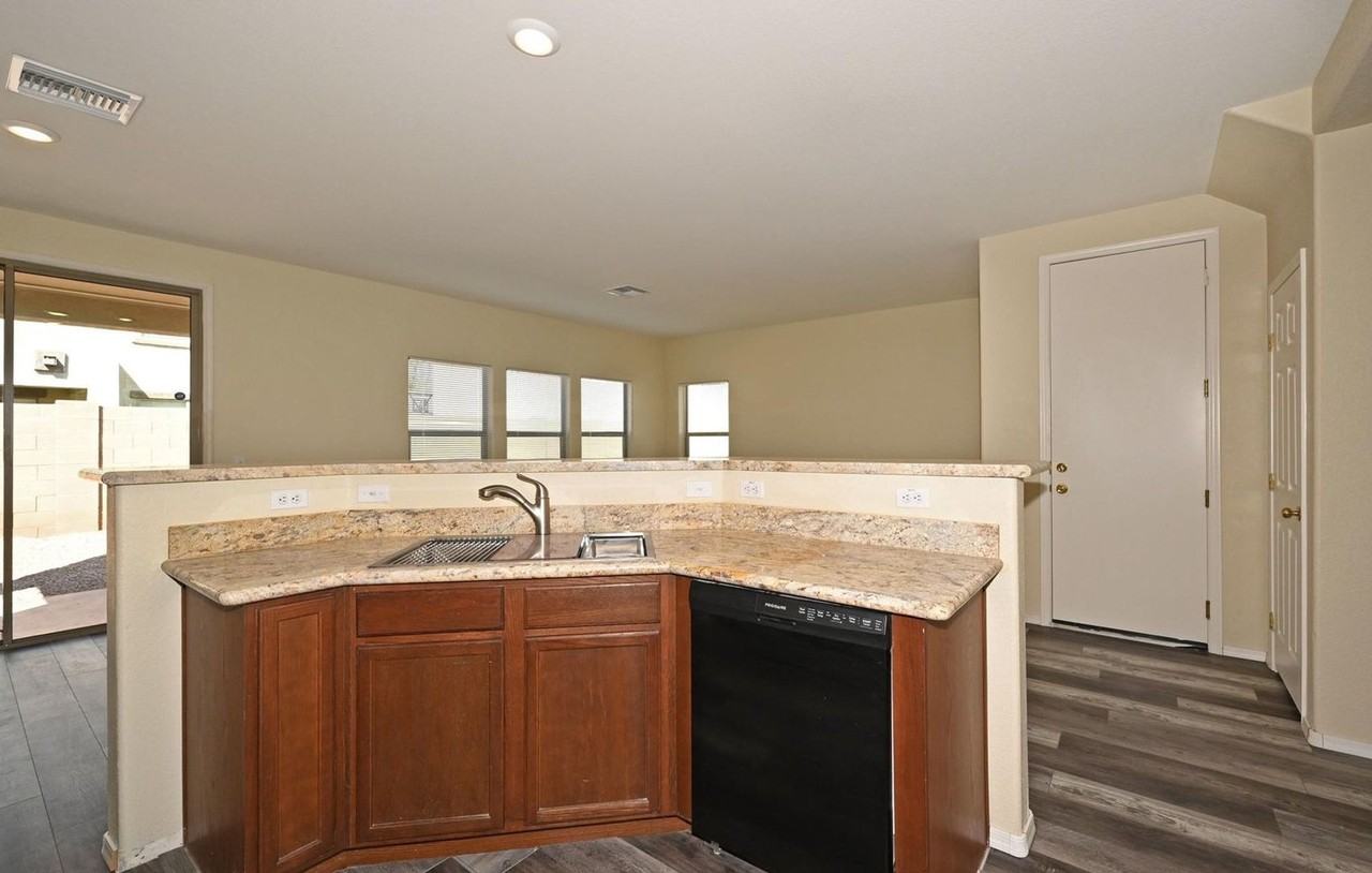 6458 W Diana Ave - Photo 7 of 28