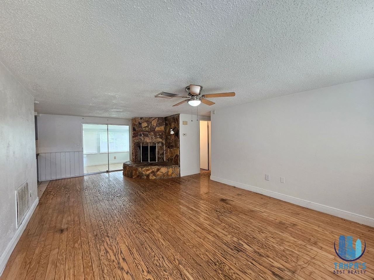 15812 Sea Pines Dr - Photo 4 of 20