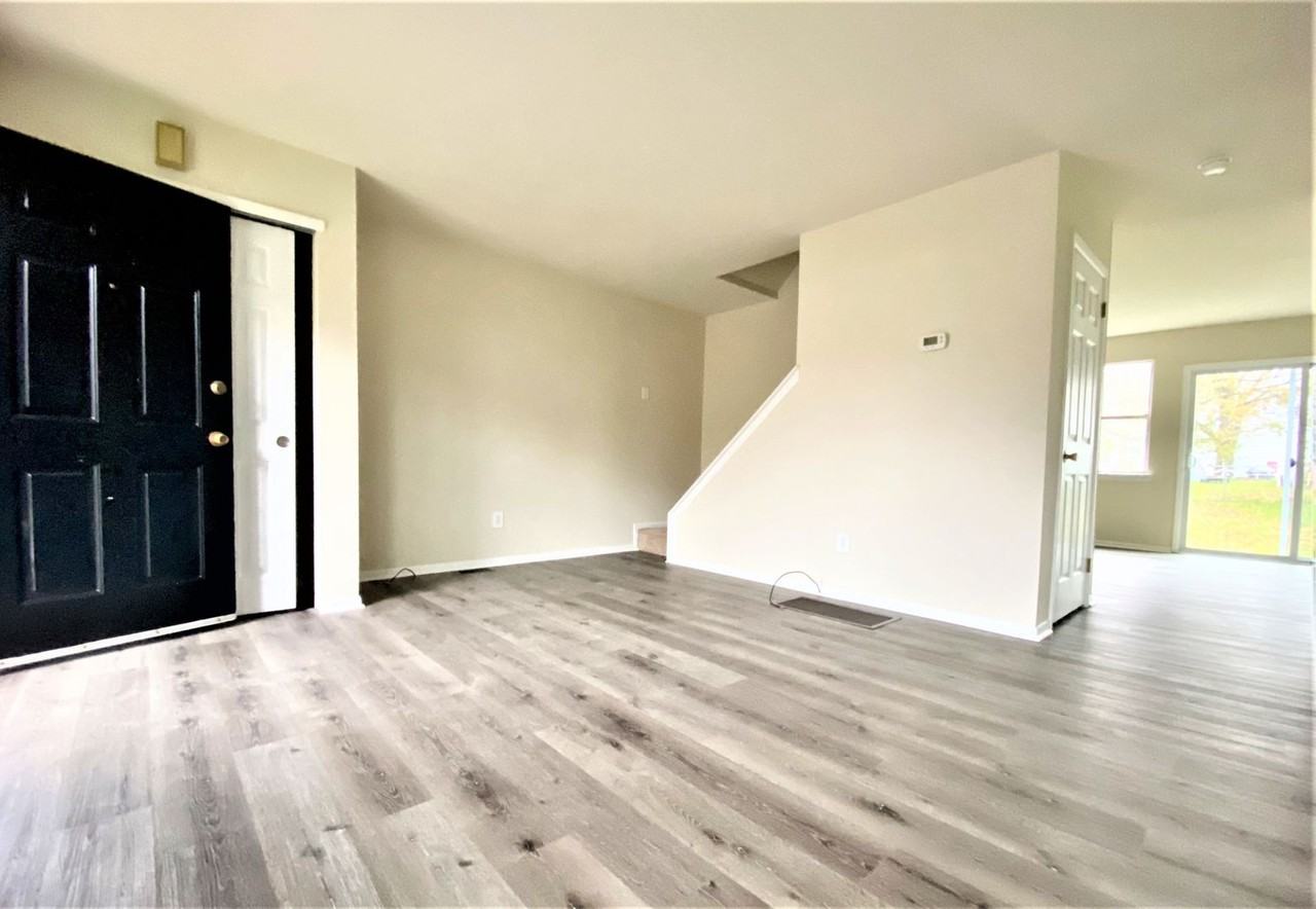 727 Holly Dr - Photo 2 of 8