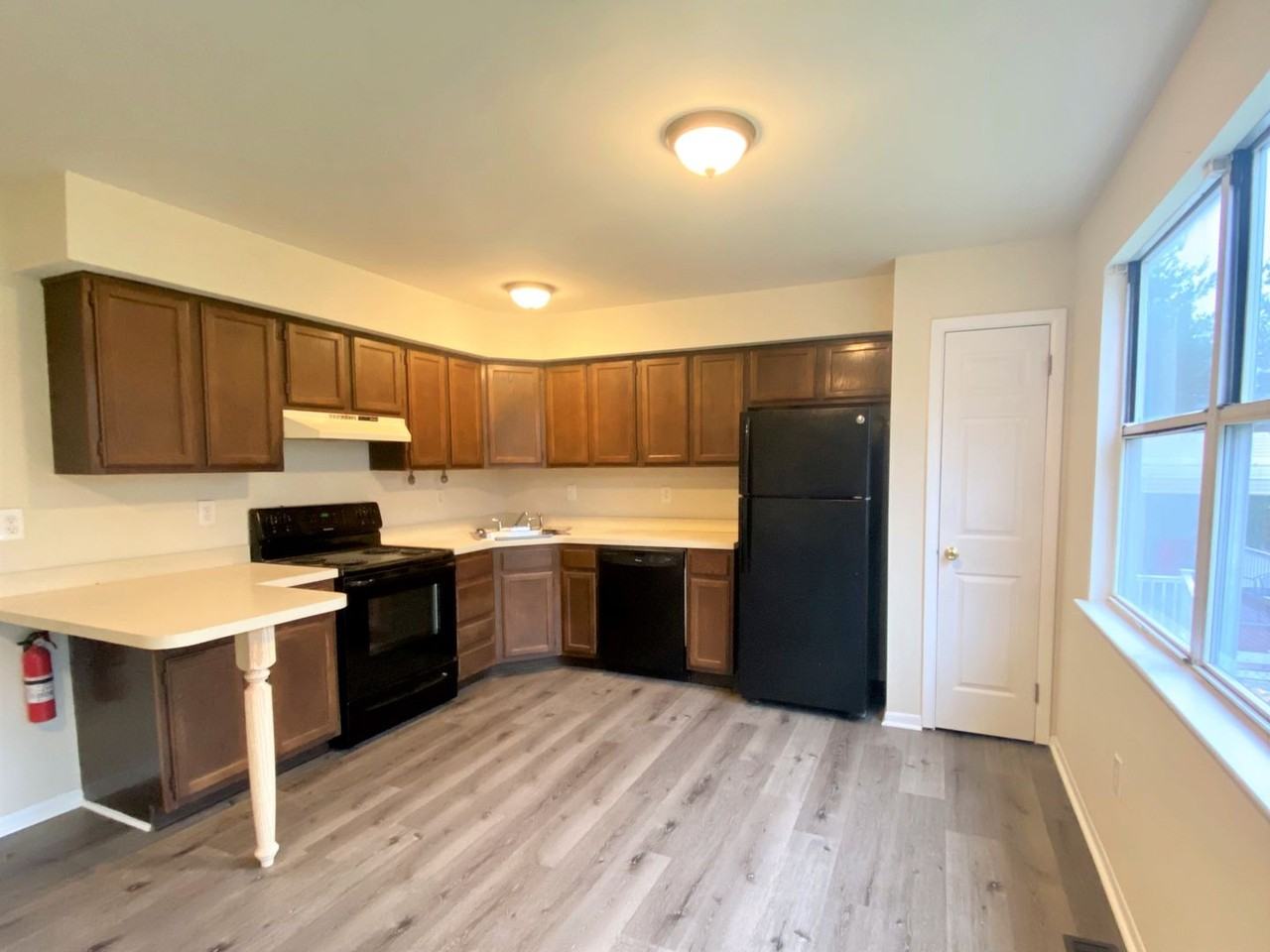 727 Holly Dr - Photo 4 of 8