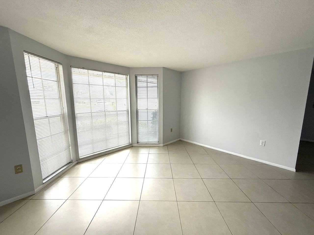 3137 Markridge Rd - Photo 4 of 27