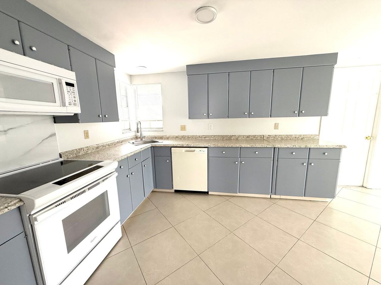 3137 Markridge Rd - Photo 7 of 27