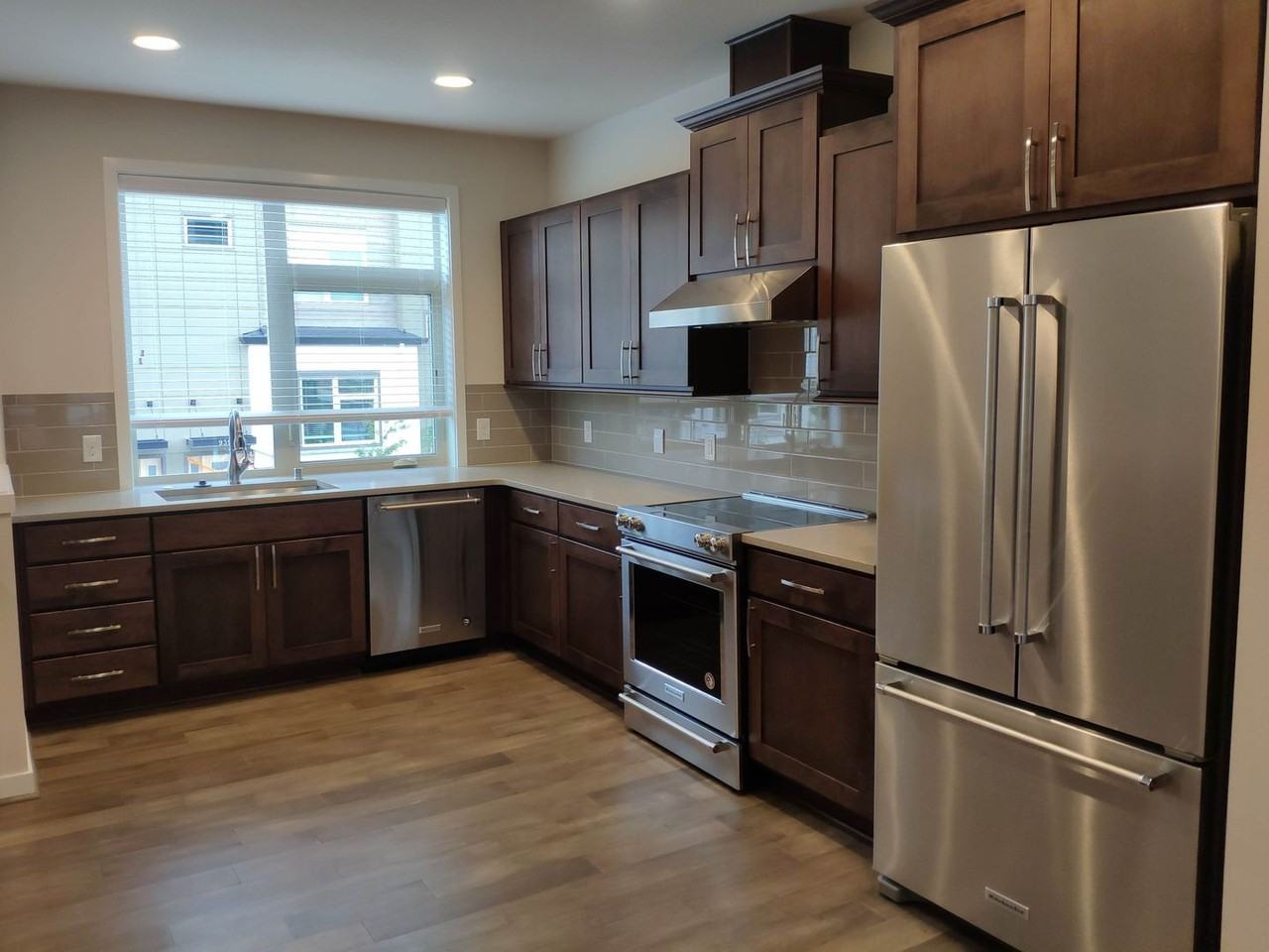 934 7th Ave Ne - Photo 2 of 11