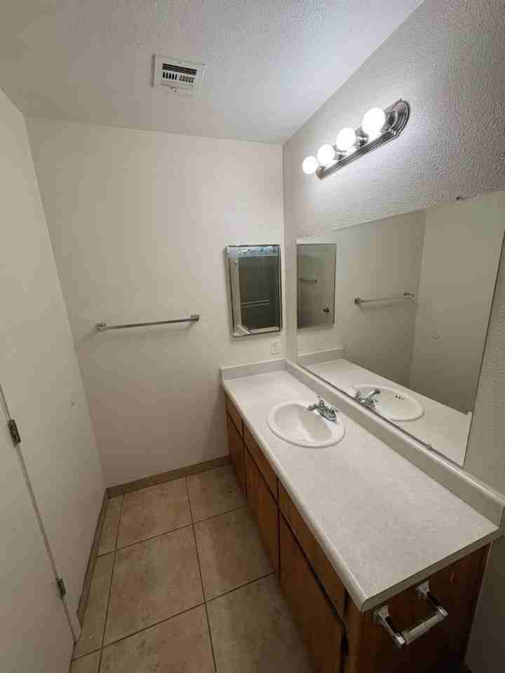 941 S T St - Photo 7 of 28