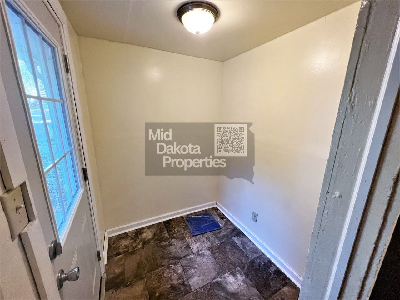 608 S Wisconsin St - Photo 2 of 9