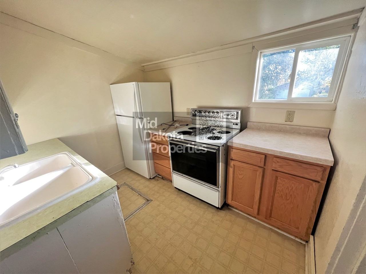 608 S Wisconsin St - Photo 4 of 9