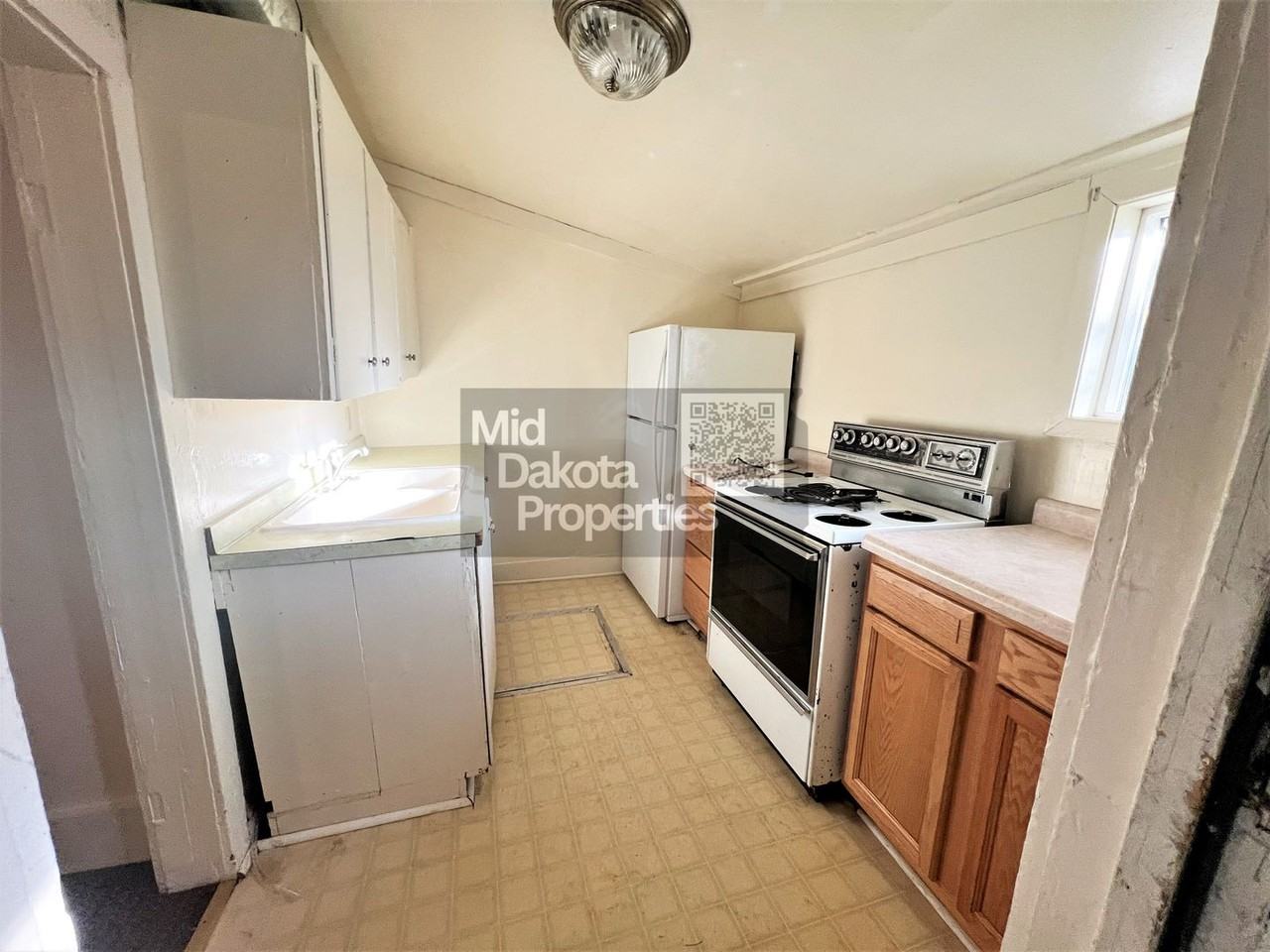 608 S Wisconsin St - Photo 5 of 9