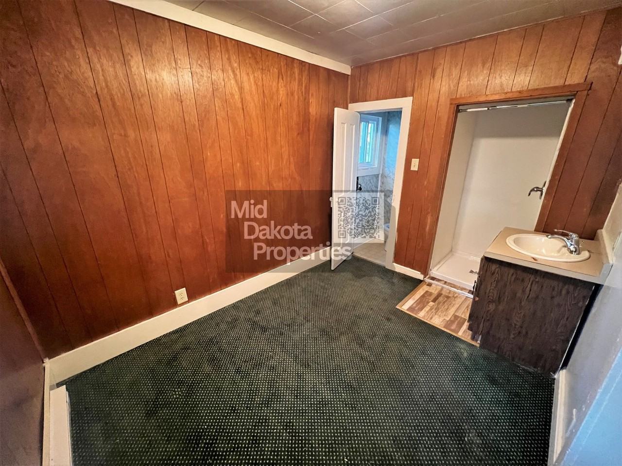 608 S Wisconsin St - Photo 6 of 9