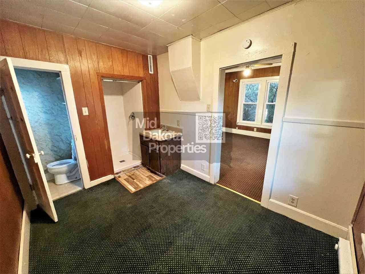 608 S Wisconsin St - Photo 7 of 9