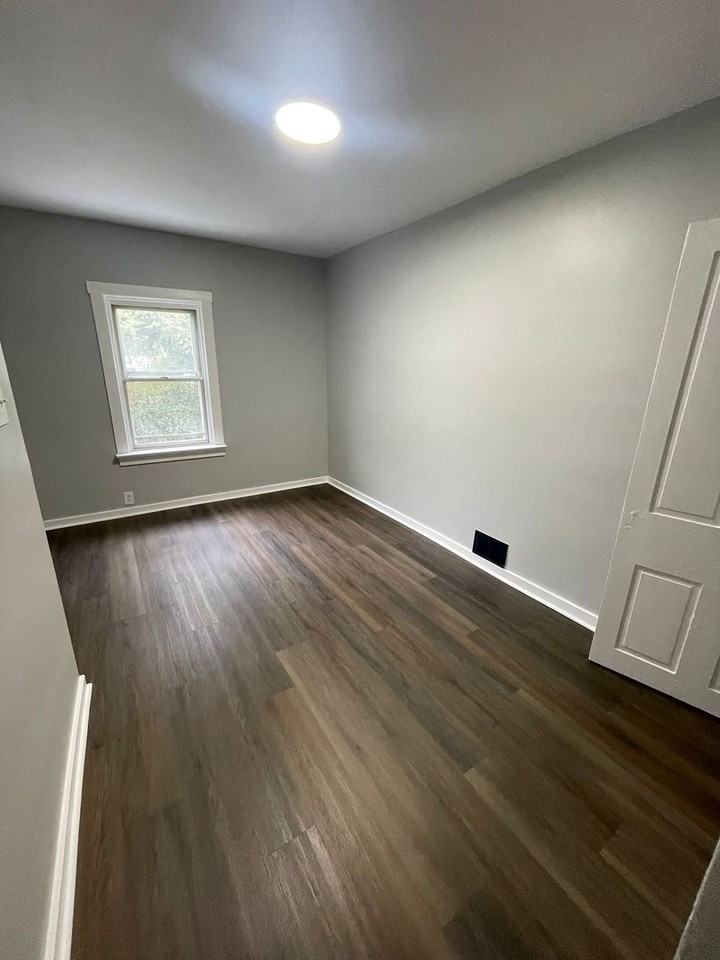 518 E 1st St - Photo 5 of 10