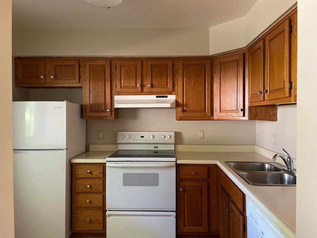 1160 Cambria Ct - Photo 6 of 25