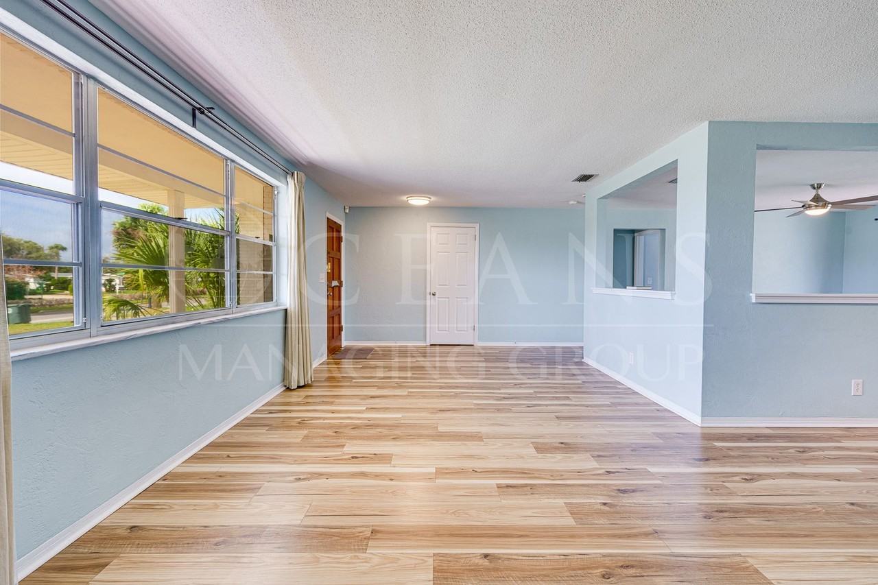 313 Plaza Blvd - Photo 5 of 35