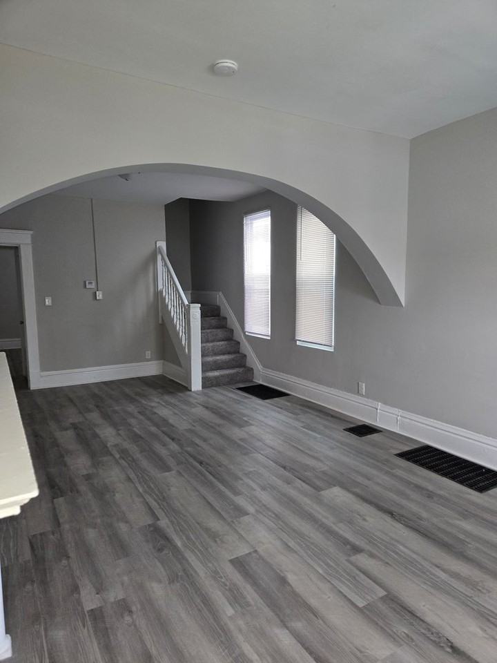 648 Carpenter St - Photo 2 of 6