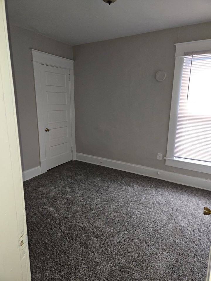 648 Carpenter St - Photo 5 of 6