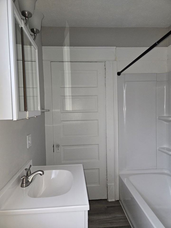 648 Carpenter St - Photo 6 of 6