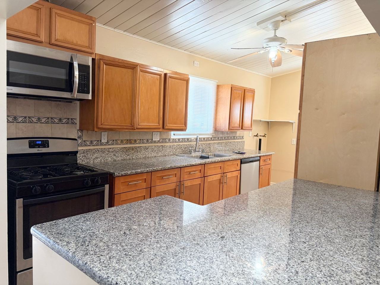 5211 N Leaf Ave - Photo 3 of 15