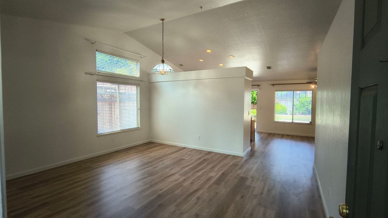6968 Sunridge Dr - Photo 4 of 46