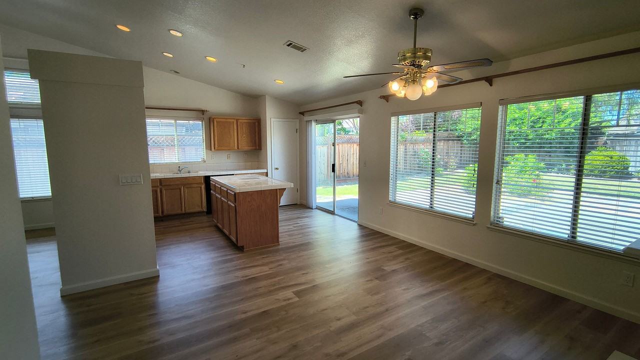 6968 Sunridge Dr - Photo 6 of 46