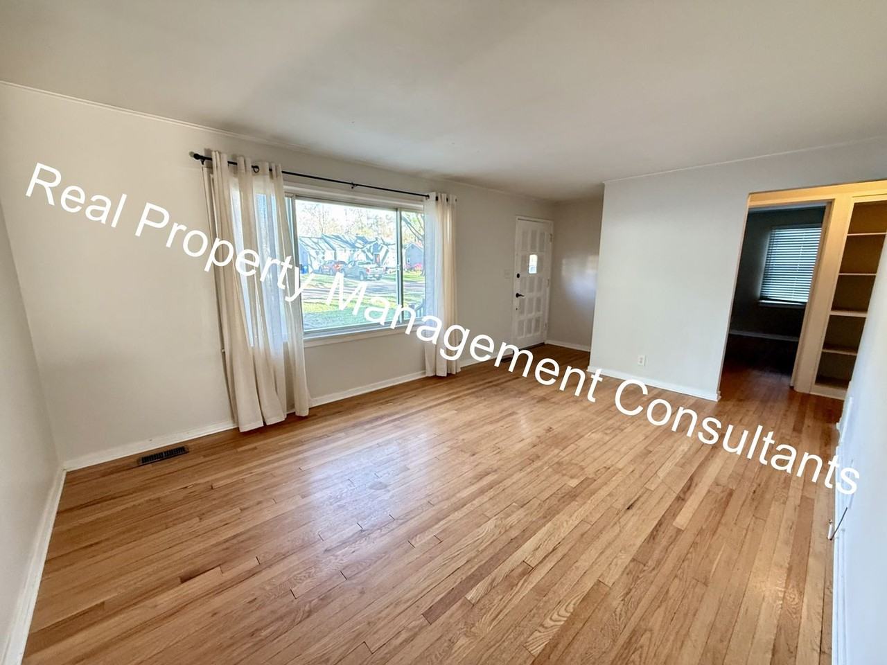 7512 Newton St - Photo 2 of 24