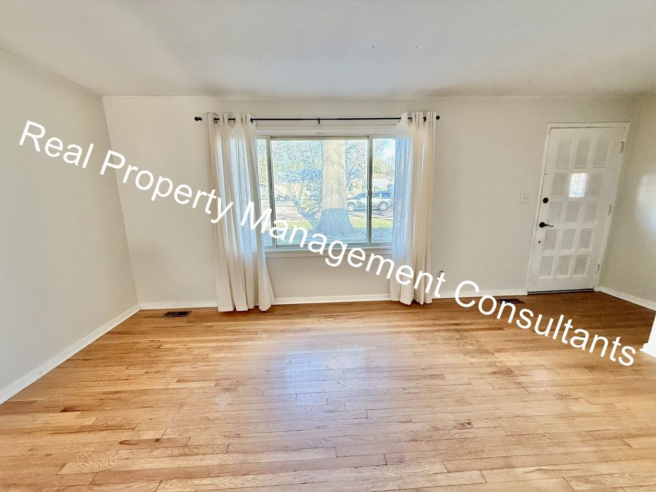 7512 Newton St - Photo 3 of 24