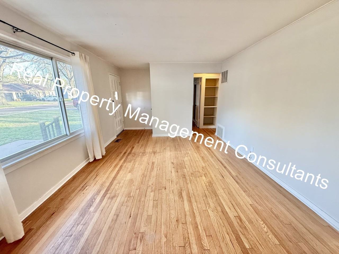 7512 Newton St - Photo 4 of 24