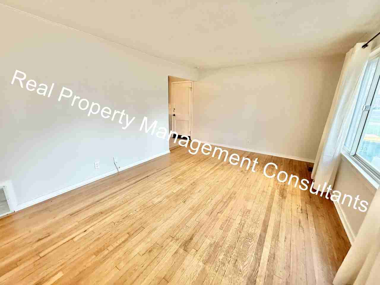 7512 Newton St - Photo 5 of 24