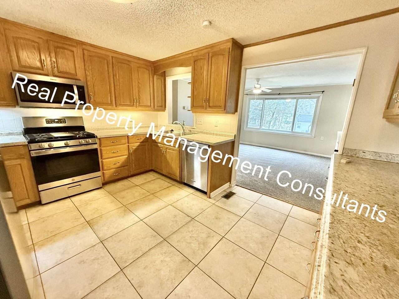 7512 Newton St - Photo 6 of 24