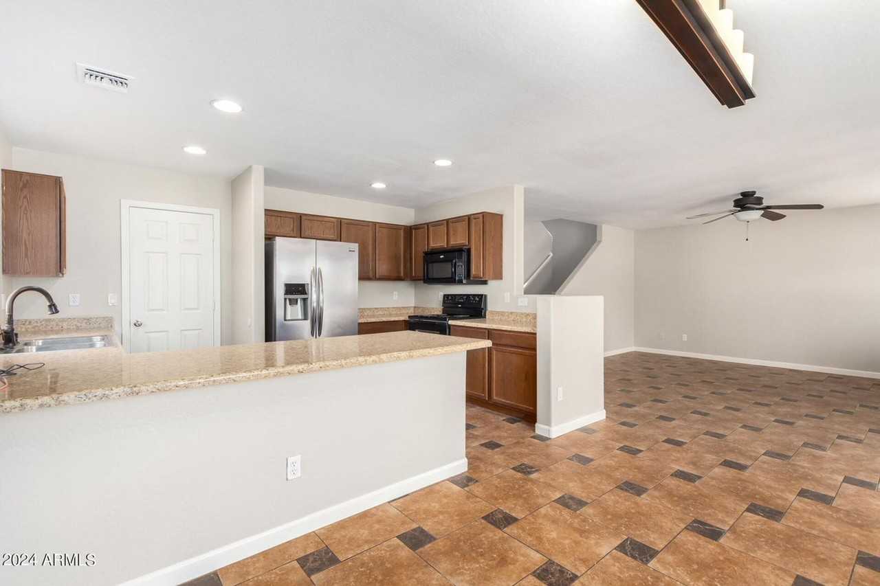 23690 W Bowker St - Photo 4 of 28