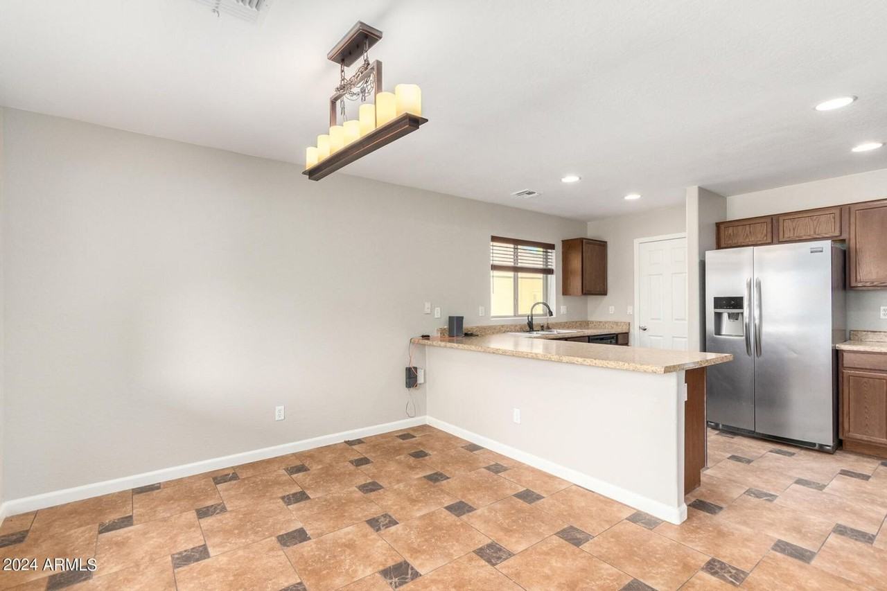 23690 W Bowker St - Photo 5 of 28