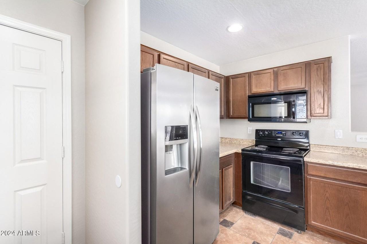 23690 W Bowker St - Photo 6 of 28