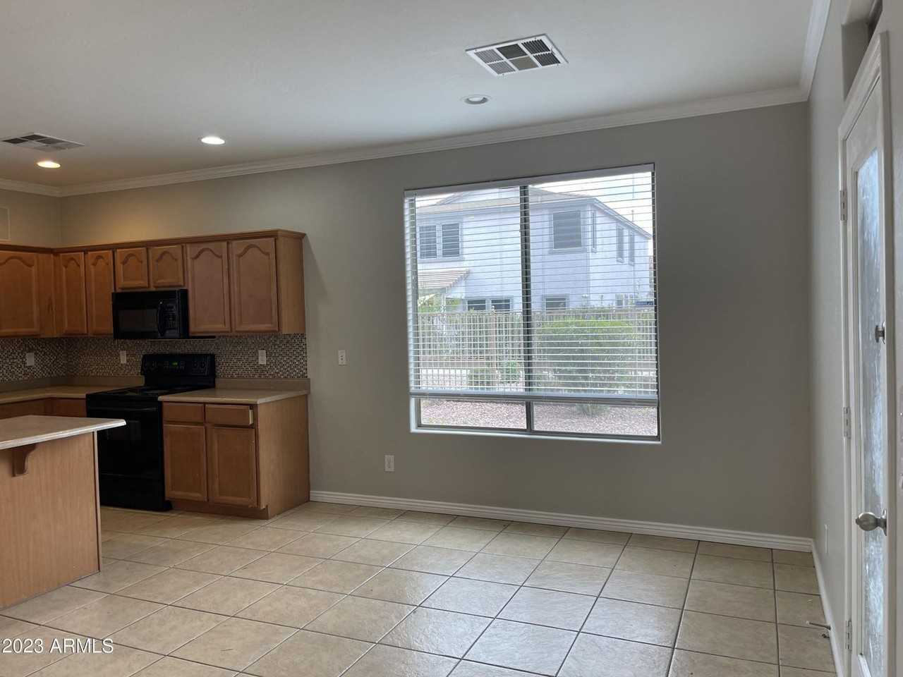 3117 S Southwind Dr - Photo 5 of 35