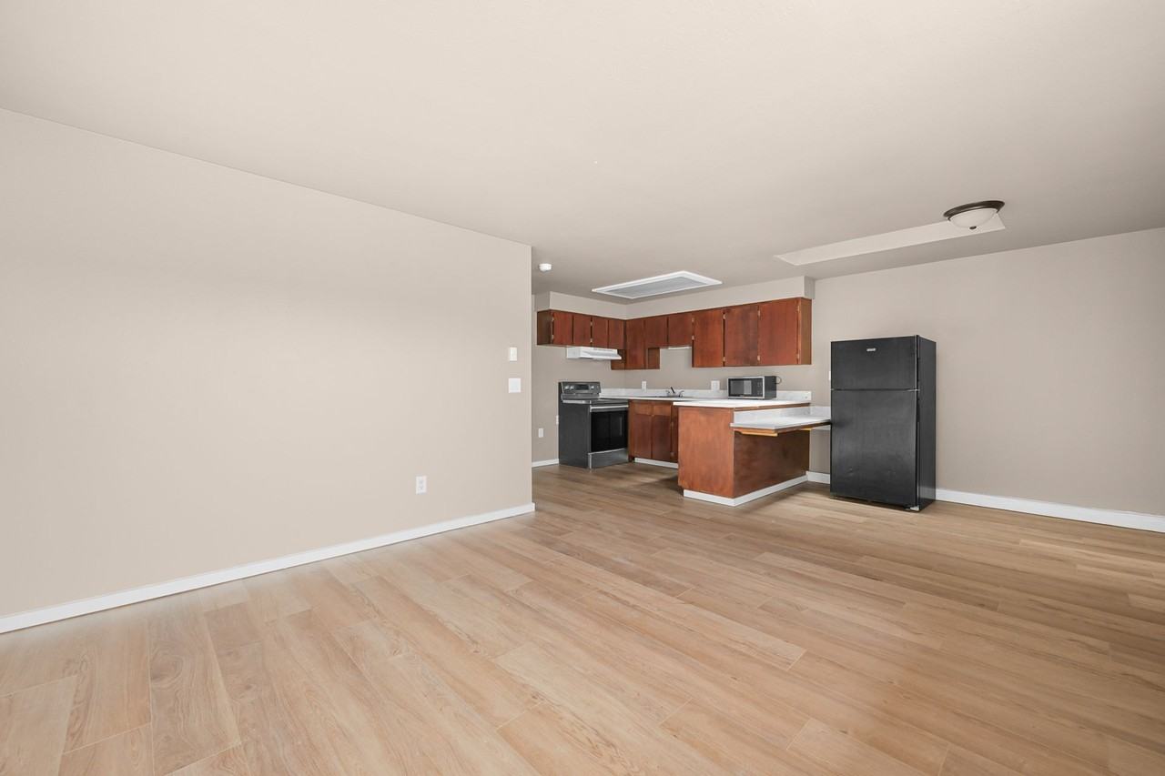 2812 Cottonwood Ave - Photo 2 of 10