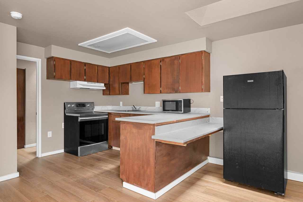 2812 Cottonwood Ave - Photo 3 of 10