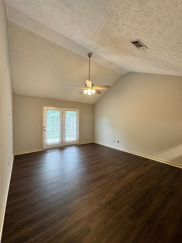 1967 Rosie St - Photo 5 of 11