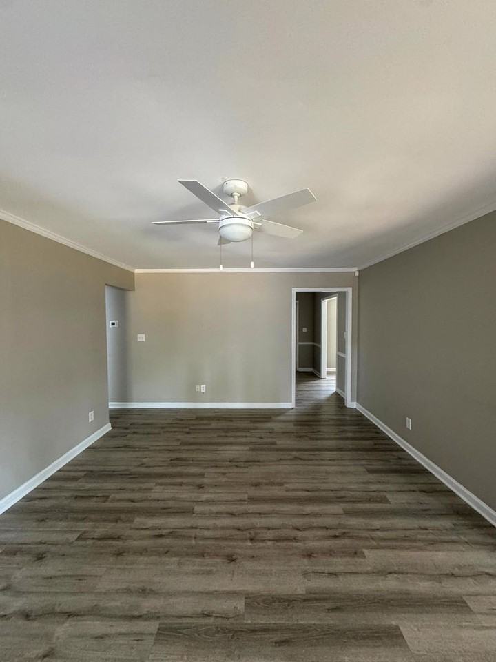 7118 Rockridge Ln - Photo 3 of 21