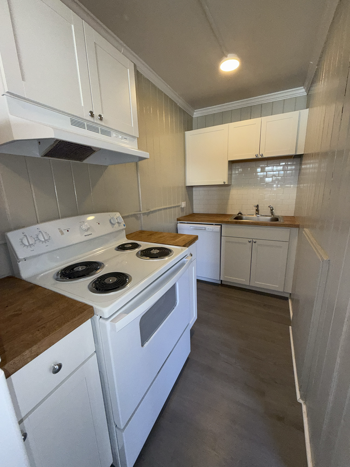 1449 W 4th St - Photo 3 of 6