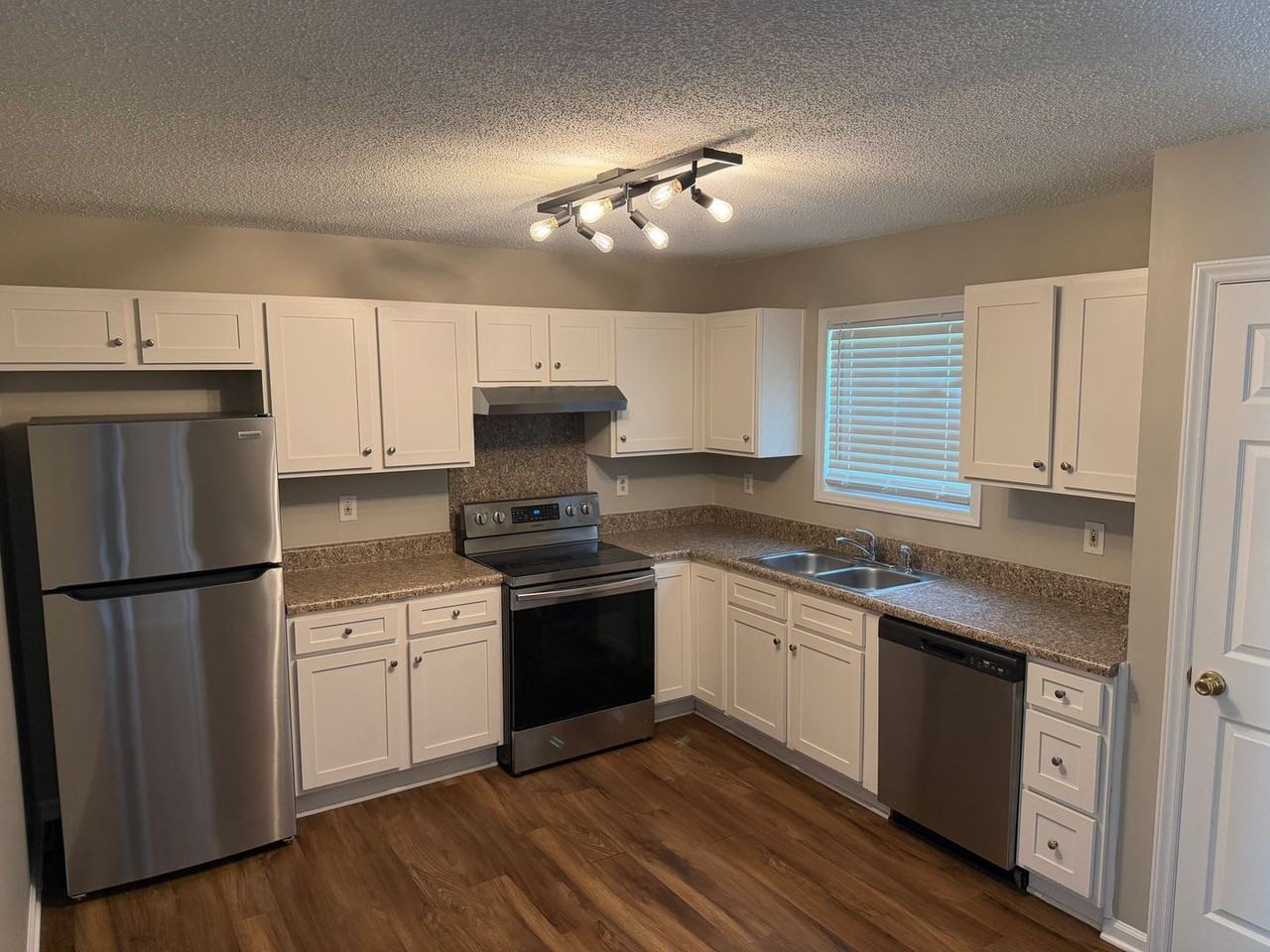 530 Walter St - Photo 2 of 9