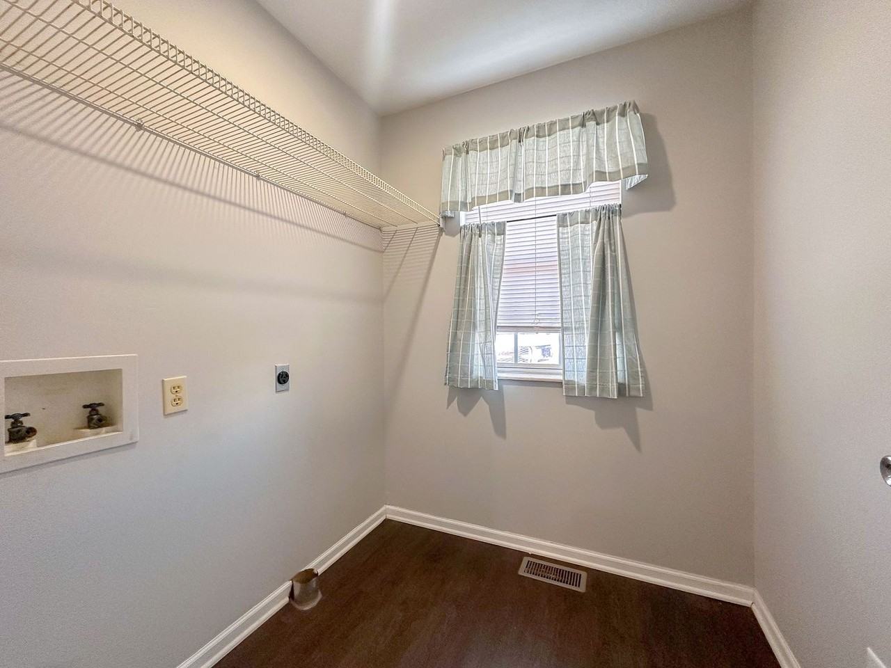 1326 S Elizabeth St - Photo 3 of 21