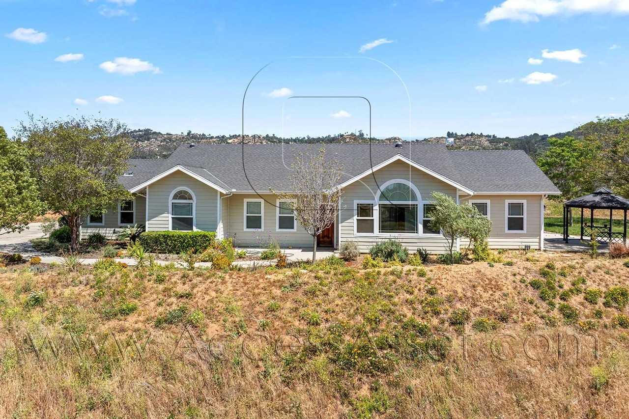 8729 Clearwater Rd - Photo 4 of 40