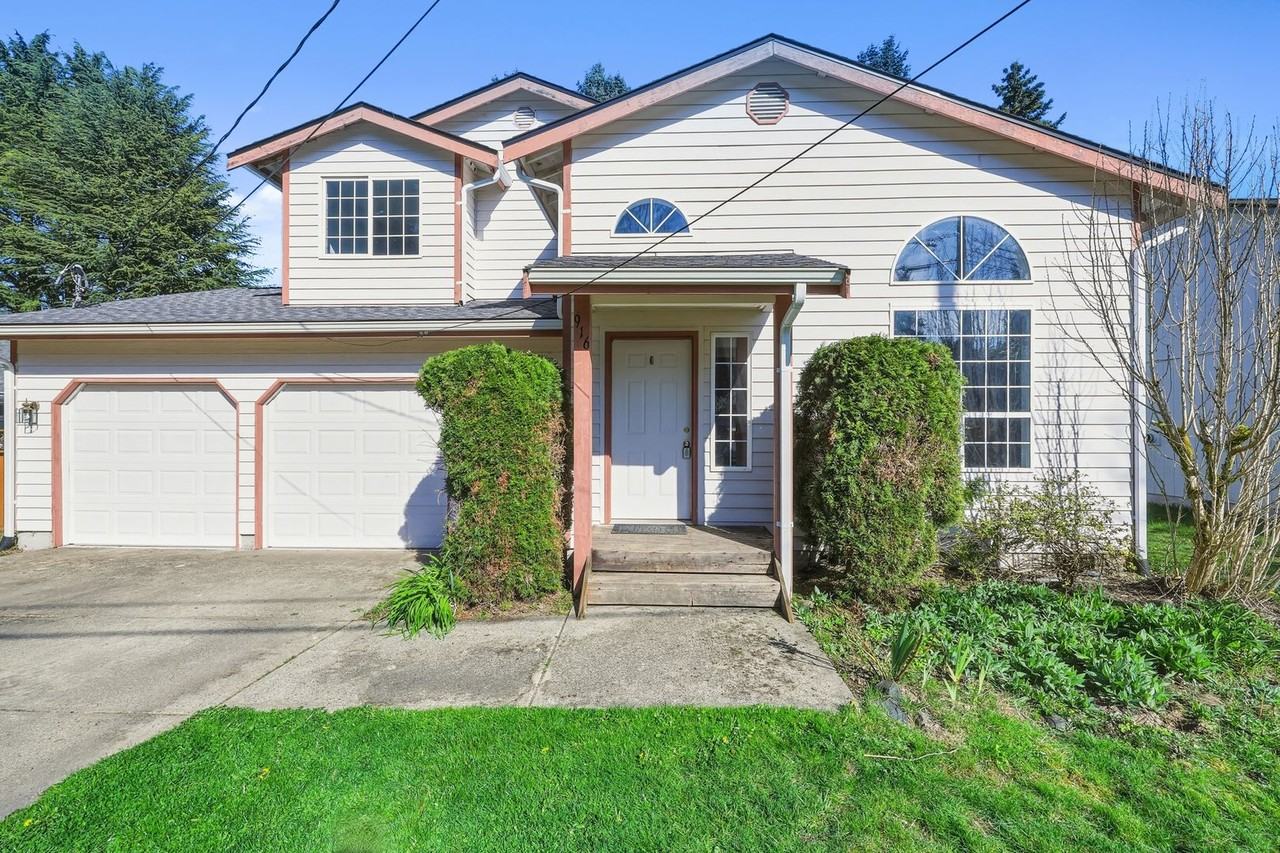 916 Mccormick St Ne - Photo 2 of 31