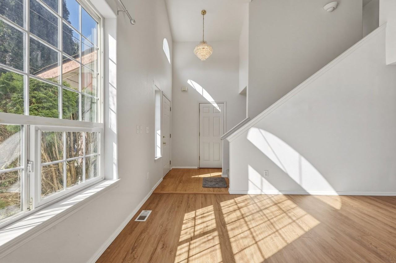 916 Mccormick St Ne - Photo 7 of 31