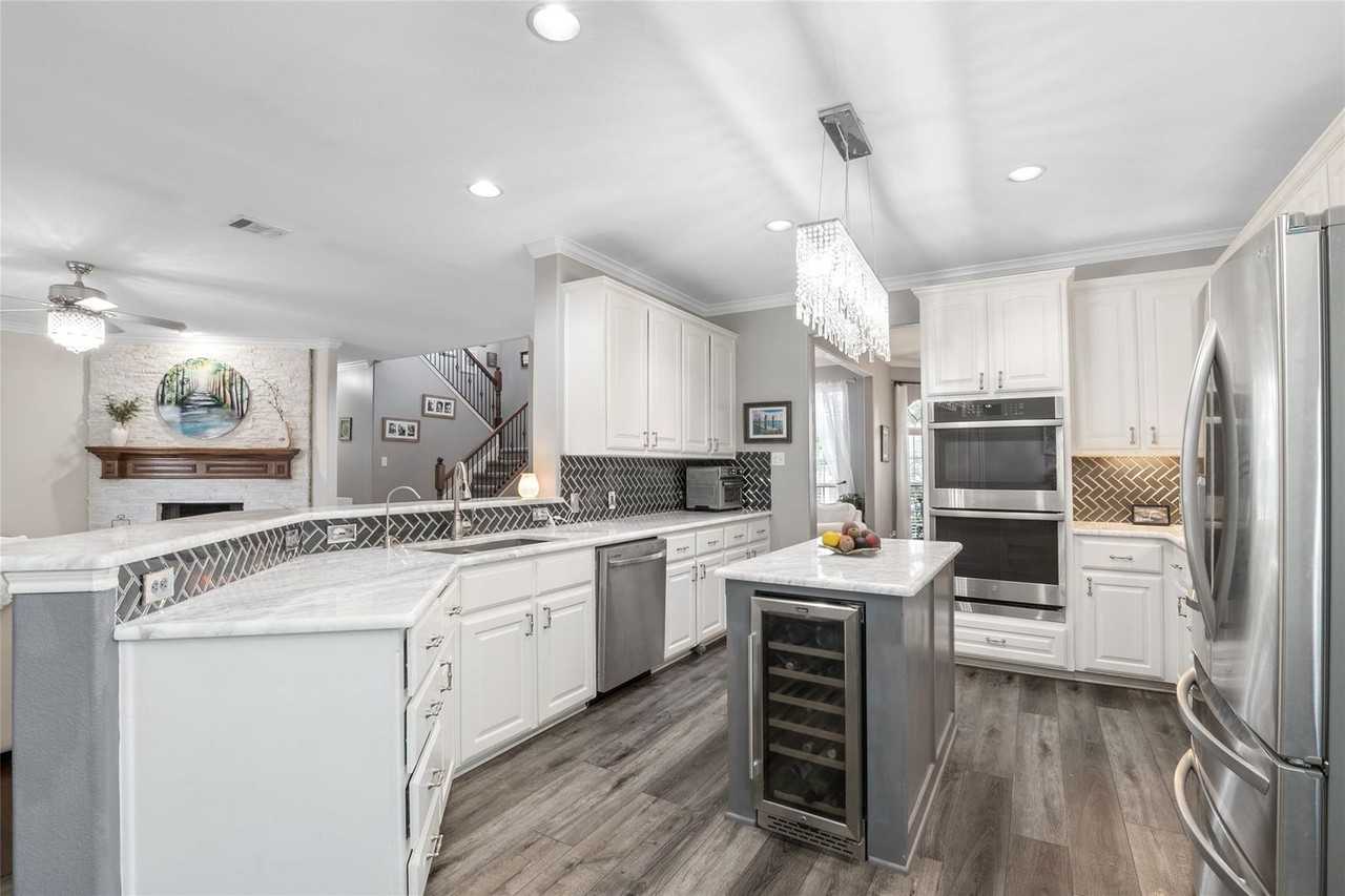 3027 Barton Springs Ln - Photo 4 of 40