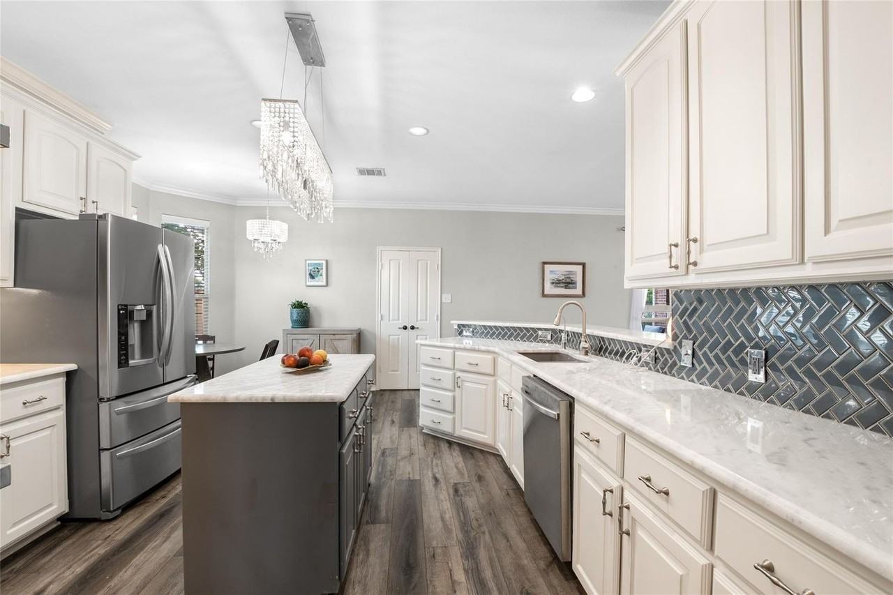 3027 Barton Springs Ln - Photo 5 of 40