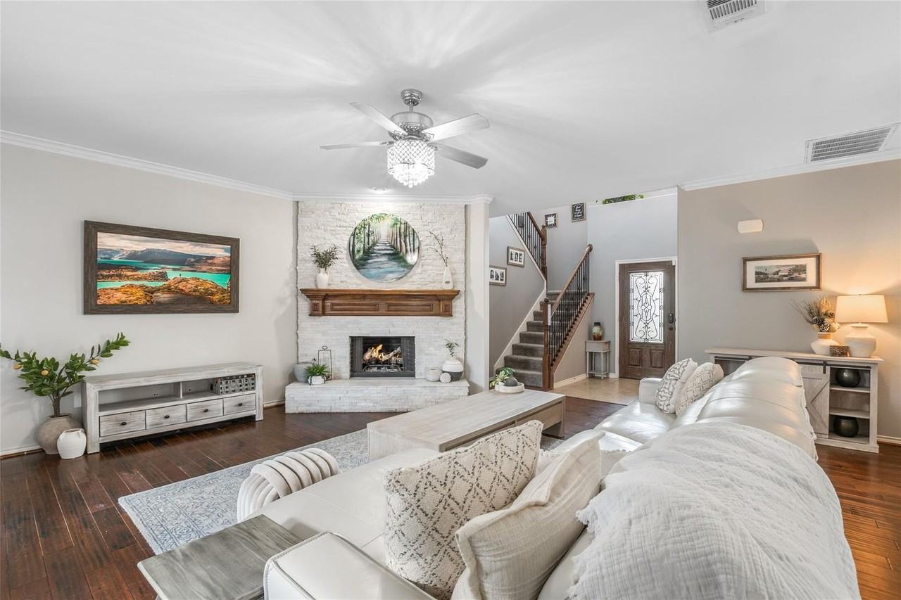 3027 Barton Springs Ln - Photo 6 of 40