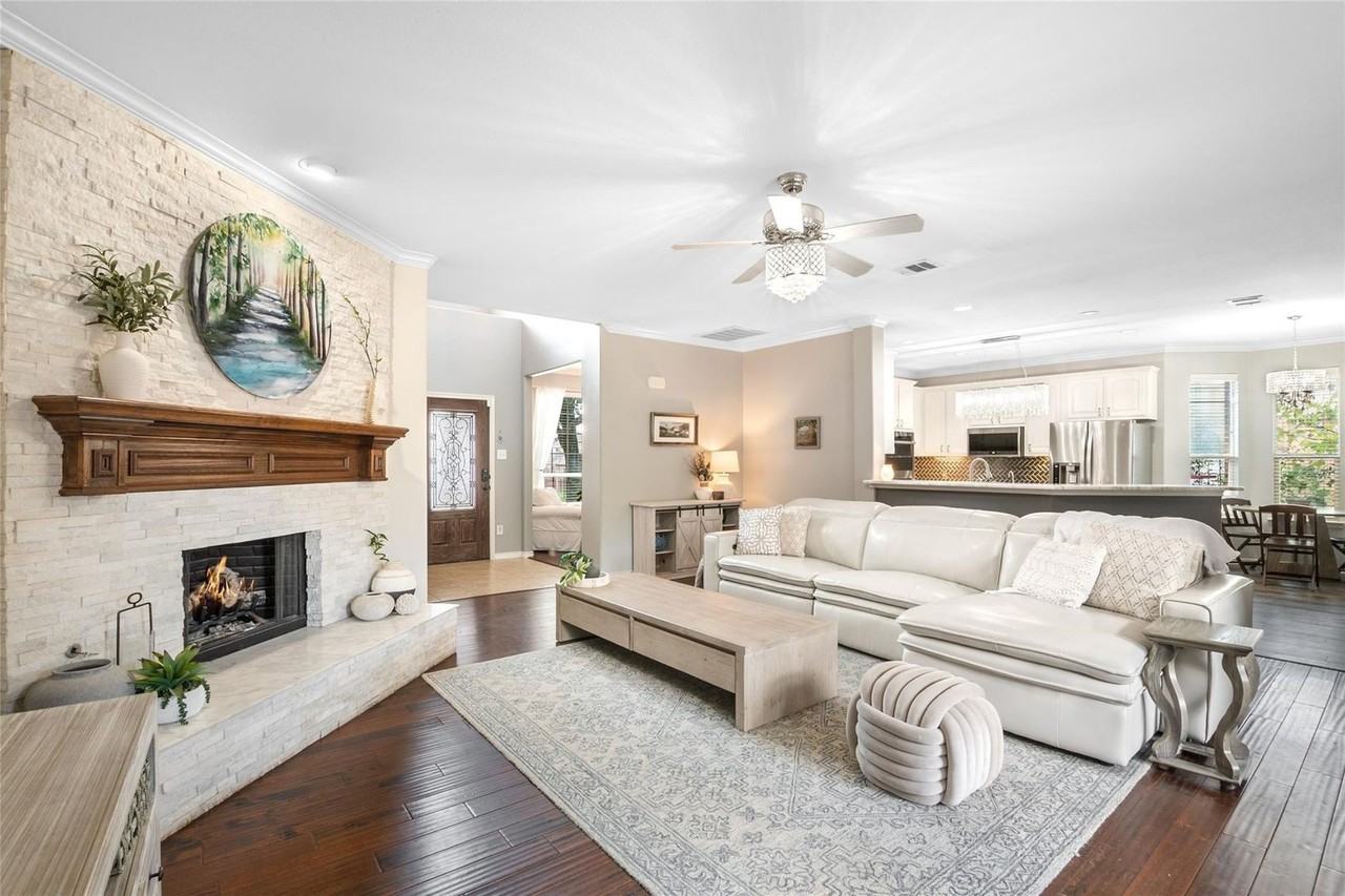 3027 Barton Springs Ln - Photo 7 of 40