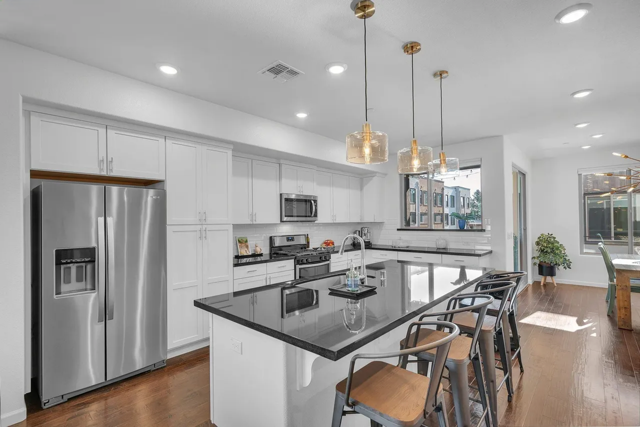 25325 Parklane Dr - Photo 6 of 32